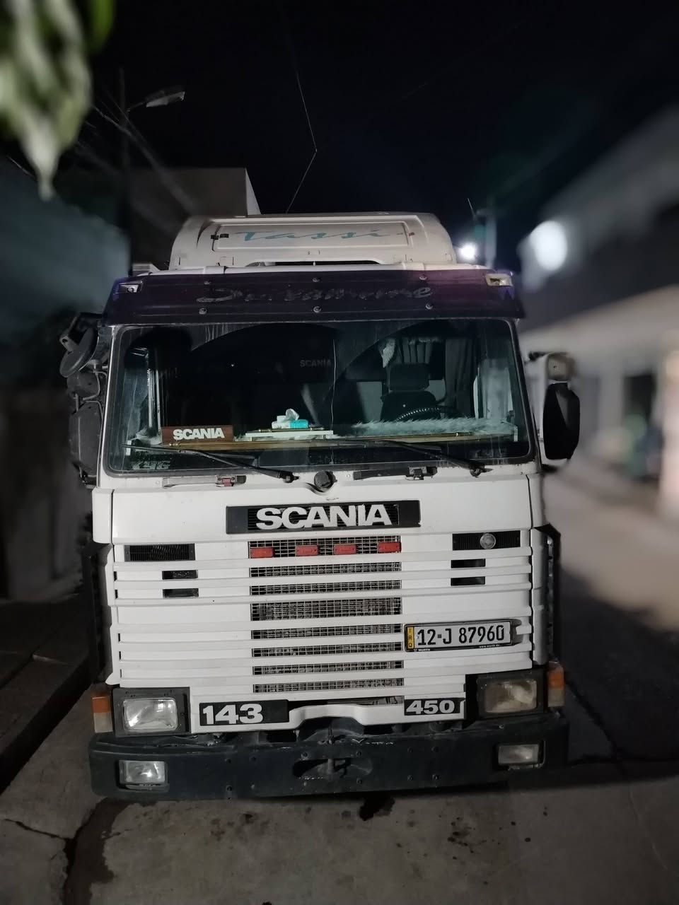 سكانيا للبيع موديل 95 رقم مسطره جديد استفسار اتصال على الرقم*********** سياره مال جنه كل شي ما بيه
