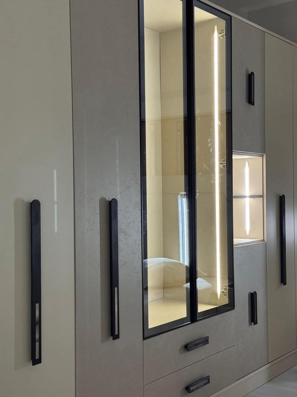 ✨ الأناقة في أبهى صورها.. موديل "ميرا 2" الجديد كلياً! ✨

لأن غرفتك هي مملكتك الخاصة، جمعية التراث تقدم لك التحفة الفنية ميرا 2. تصميم يجمع بين ضخامة القياس وسحر الإضاءة الحديثة.

💎 مميزات تجعل "ميرا 2" اختيارك الأول:

📏 قياس ملكي: كنتور ضخم بطول (340 سم) مع ملحق مزود بإضاءة داخلية/خارجية.

💡 عالم من الأنوار: إضاءة مدمجة في (الكنتور، السرير، والكومديات) تضفي لمسة رقي لا تُقاوم.

📦 استغلال ذكي للمساحة: سرير بمخزن كبير هيدروليك لتنظيم مثالي.

🛠️ متانة فائقة: ظهر بلوك صلب، برغي وچوي حديد لضمان استقرار الغرفة لسنوات طويلة.

✅ ضمان حقيقي: نضمن لكم الجودة بضمان (5 سنوات) يشمل الشد والفتح.

💰 تفاصيل العرض:

السعر النقدي: 1,800,000 دينار.

سعر الأقساط: 2,350,000 دينار.

مكونات الموديل: 10 قطع متكاملة (كنتور، سرير مخزن، شازلون، كومديات، مراية، طابورية، والمزيد).

📍 تفضلوا بزيارتنا:

الرمادي - التأميم - شارع النخيل - مقابل محطة النخيل.
نحن نعتني بأدق التفاصيل لراحتكم.

#جمعية_التراث #موديل_ميرا2 #غرف_نوم_فاخرة #تجهيز_عرسان #الرمادي #أثاث_عراقي


**إذا كنت صاحب هذا الإعلان وتريد حذفه لأي سبب، رجاءا أرسل رسالة إلى الدعم الفني**