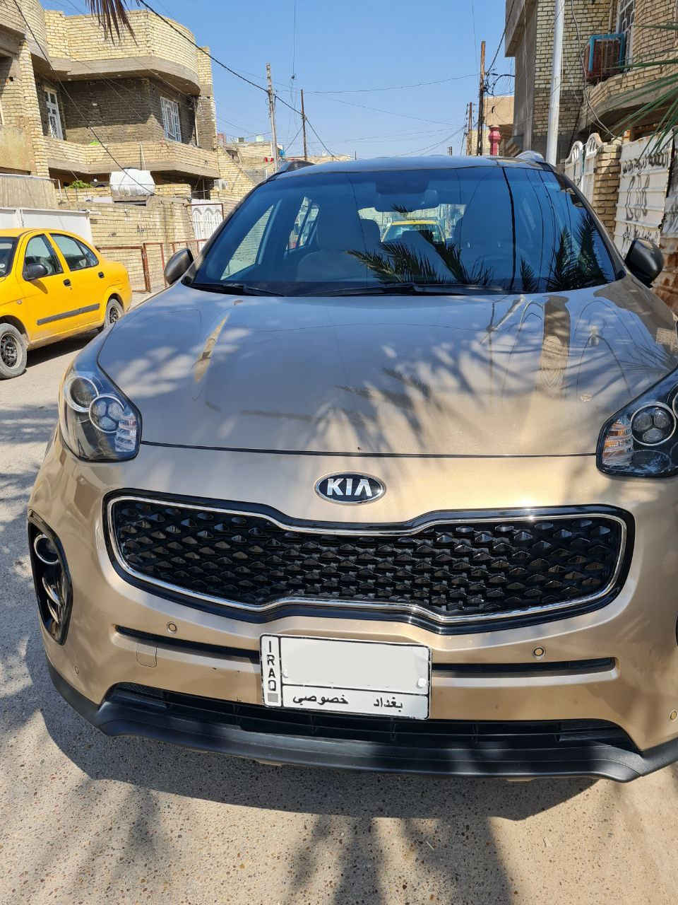 السلام عليكم ورحمة الله و بركاته 

كيا سبورتج رقم بغداد خليجي لون ذهبي موديل 2017 للبيع

بصمة، سايد بريك بصمة، شاحن وايرلس، داخل جلد و مخمل لون مشمشي 

السيارة ماشيه 51 الف كيلومتر فقط 

كير، محرك، تبريد مكفول 

السيارة بدون صبغ بيها مكانين تعديل بارد بمقدار شبر. السيارة بها طخات موضحة بالصور 

السعر 175 ورقة بيها مجال قليل  

السيارة في بغداد حي الاعلام 

رقم التلفون: ***********
