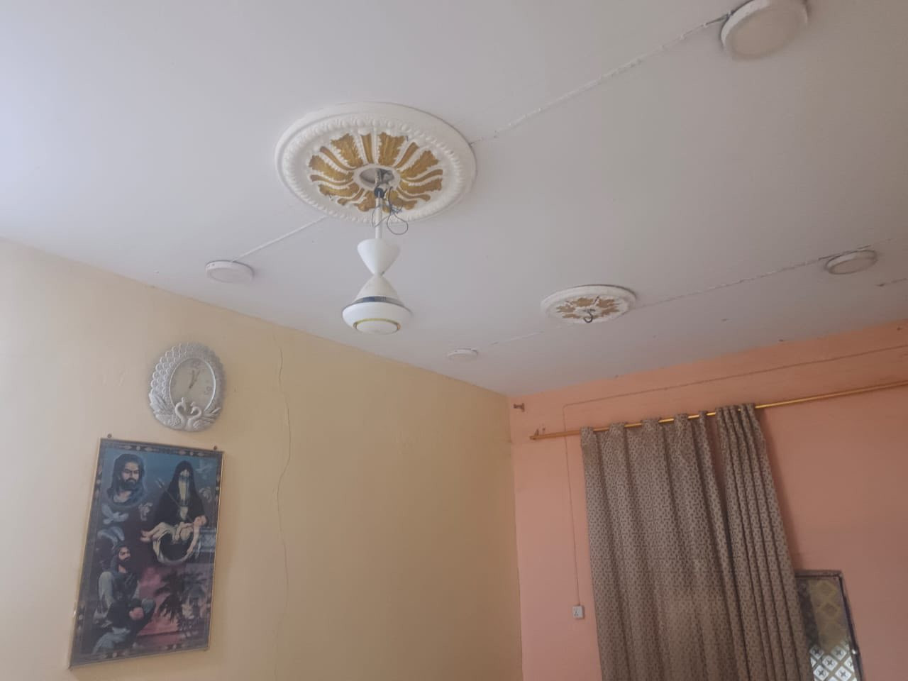 بيت ايجار مساحتة 110 متر شارع 60 شارع ابو احمد الحداد غرفة نوم وصالة ومطبخ وصحيات خدمات كاملة ماء وكهرباء ومجاري الايجار 175 بشهر 
***********
