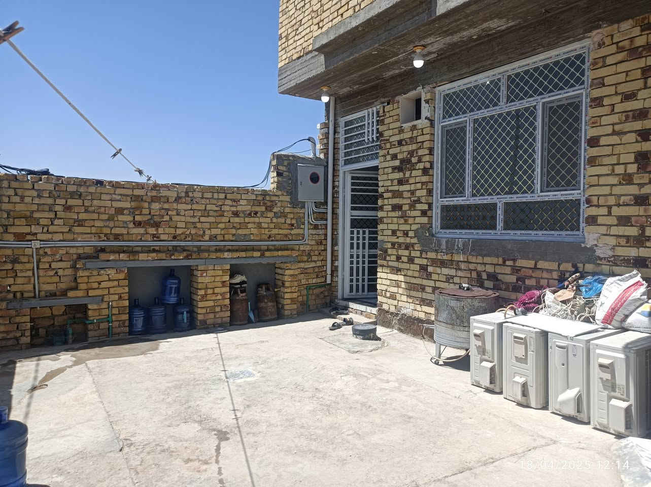 السلام عليكم 
بيت للبيع طابو زراعي سند 25
بناء حديث 2024
المساحه 200م 
غرف عدد2 
استقبال 
مطبخ 
صاله 
مجمع صحيات داخل وخارج 
العنوان  خلف سايلو الحلة 
السعر 95 مليون وبي مجال 
الاتصال ***********
