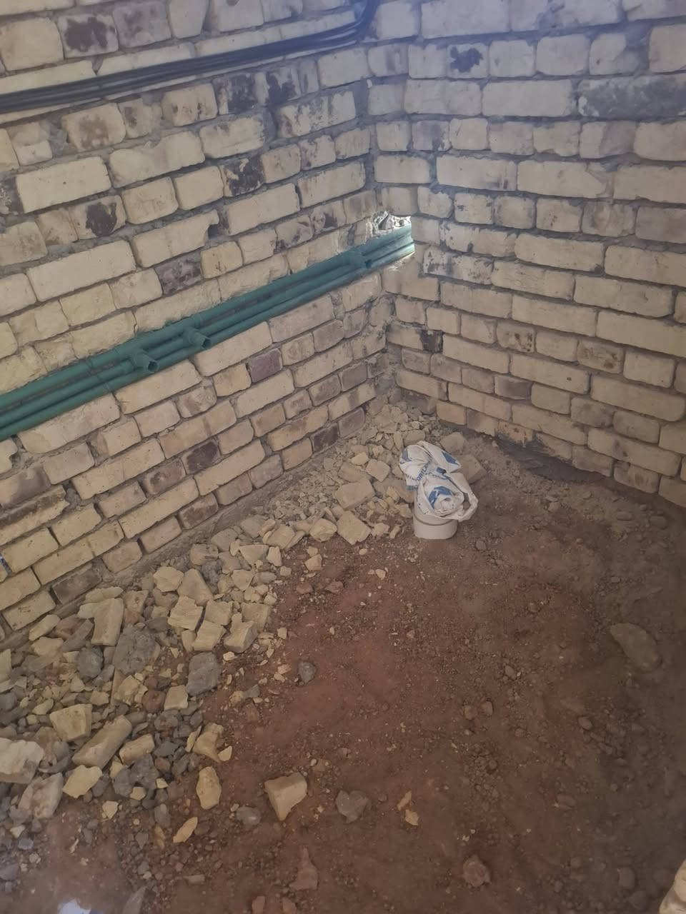 عدنااا بيوت جاهزه للبيع بل تقيه ثالثه قرب مازن البنجرجي ١٠٠ متر طابقين مسلح عالي عن شارع بناء طابوك مسلح ٣ غرف نوم صالتين ستقبال مطبخ حمامات ٣ بناء ٢٠٢٦ شراي نتصل ***********
