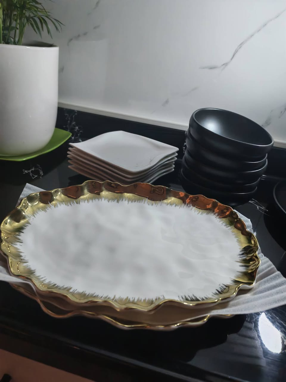 شوفوا النزاكة! أطقم تقديم فاخرة (أسود مطفي، ذهبي، وأبيض مرمر).
✅ متوفرة الآن للحجز  ***********
✅ قطع مميزة وما تتفوت للبيت أو للهدايا.

