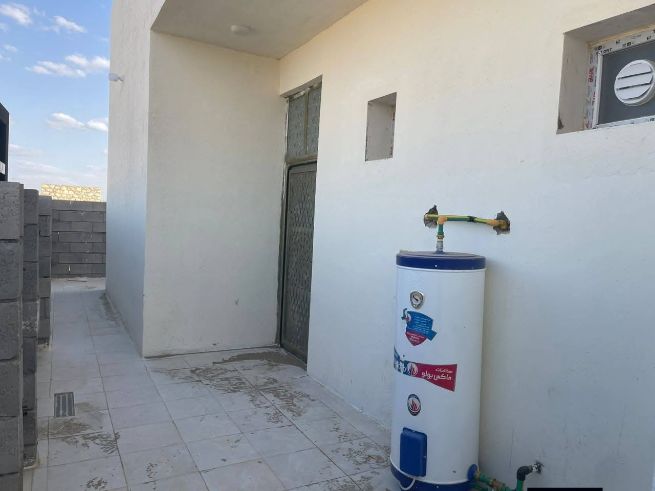 بيت للبيع في ناحية اليرموك زنكوره  على الشارع السايدين بيت جديد غير مسكون تم البناء على يد مهندس رباط ارضي بناء حجر وسمنت كتمل البناء قبل شهر تقريبا مساحة البناء 250 متر المساحة الكلية 850 خارطه حلوه مرتبه يوجد مساحة داخل السياج يمكن بناء فيها بيت ثاني  او حديقة موجود كل الخدمات ماء كهرباء مدارس روضة ومدرسة اهليه واسواق مركز صحي السعر 110 وبي مجال 
للتواصل والاستفسار على الرقم ***********
