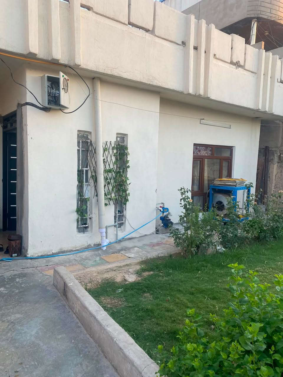 دار للبيع ٣٠٠ متر طابقين بناء قديم يصلح للسكن موقع حي العروبه شارع صب ‭***********‬
