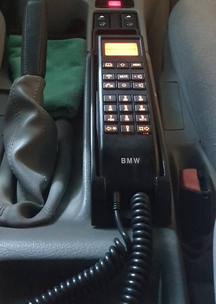 تلفون مال ٥٠٠ /٧٠٠ هو وقاعدته كامل شغال سعره ١٥٠ الف ***********
