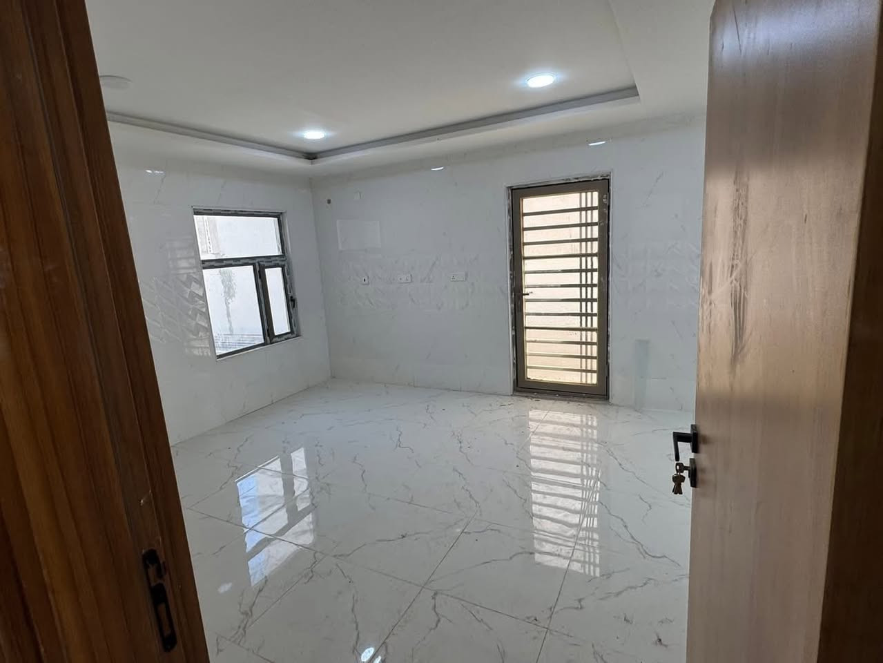 دار في مجمع الاميرات2 للبيع 
🔸 مربع سادس - قريب الاستلام 
🔸 مساحة الدار 250m — طابقين 
🔸 موقع مميز - قرب المدخل اتجاه كربلاء 

الواصل 64 + المتبقي مصرف عقاري 
يبااع بتطلوعة مناسبة 

للتواصل 
*********** - ***********
