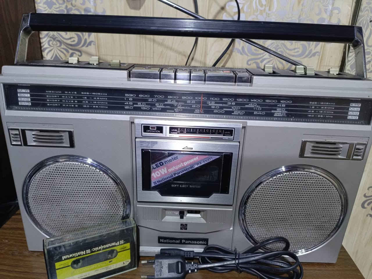 للبيع 
راديو مسجل ناشيونال بانسونك 
(RX-5100T) ياباني المنشأ إستيراد مؤسسه بدايه الثمانينات راديو 4 موجات بدون fm,,نظافه عاليه جدا مقارب للجديد نقص الكارتون فقط،مع الكاسيت وگيبل التوصيل الاصلي ..شغال وبحاله ممتازه.. للاستفسار(***********)
متواجد واتساب ماسنجر،،يوجد توصيل 
((السعر مراسله الصفحه))
ملاحظه..متوفر جهازين نفس النوع والنظافه
