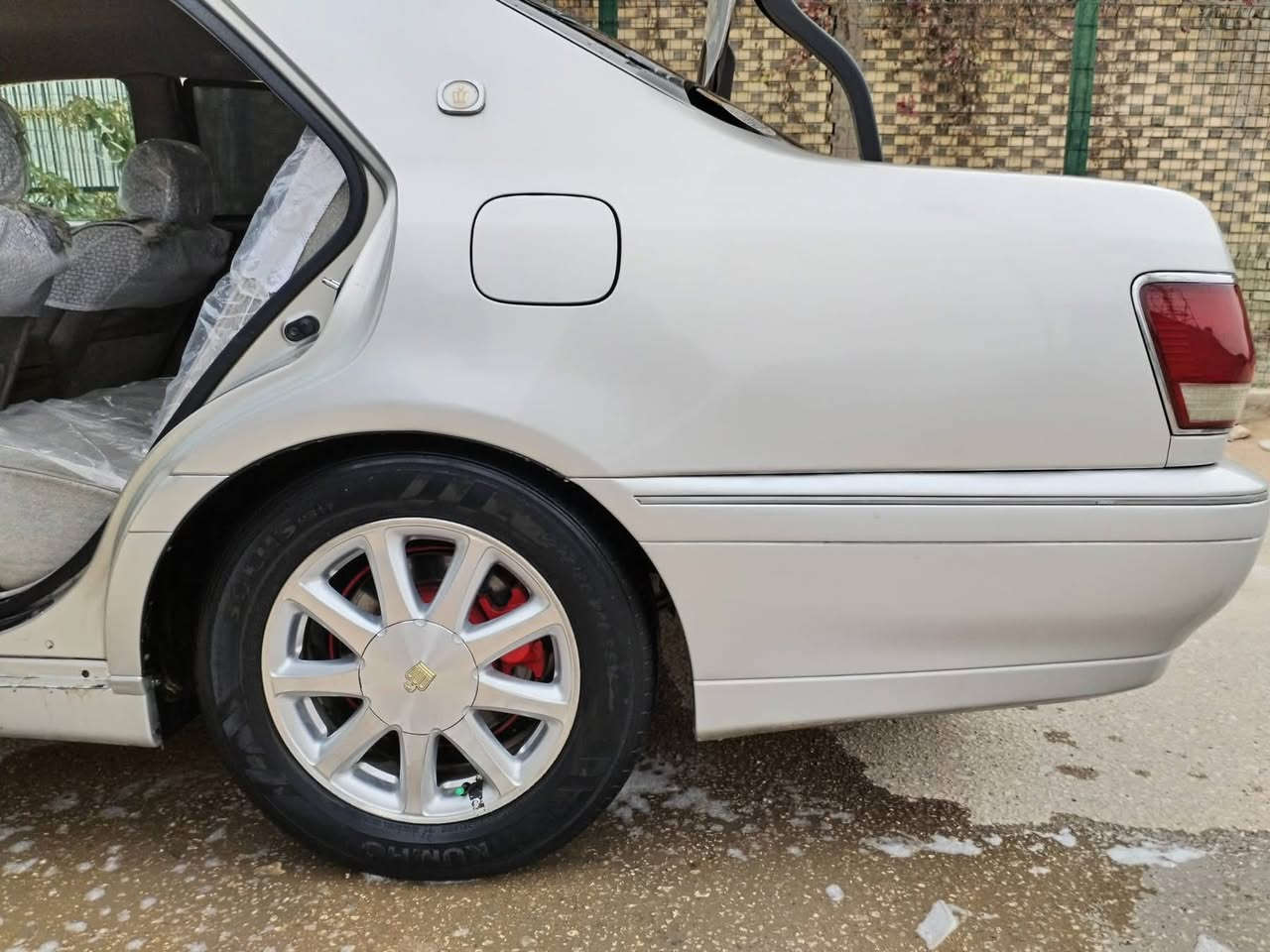 السلام عليكم…
للبيع ملكة كراون موديل 2001 اصل قرار 48 شاصي 75 
مدفوع كمرك وضريبة كامل باقي بس الرقم 
راعيها موجود ببغداد وكالة متوفره
اللون سلفري فضي 
مصبوغه جماليه حزام 
حادثها بسيط بالبدنه الامامية 
الباقي مكفول 
3 دكم 
محرك D4 الكبير 
كشنات كهرباء 
تبريد ❄️
تخم تايرات 
بلوثوت 
مري شفط
كشنات مخمل 
والمواصفات المعروفه للملكة 
السعر (110) وبيها مجال 
مكاني بغداد - الشعب 
رقمي : *********** بي واتساب
