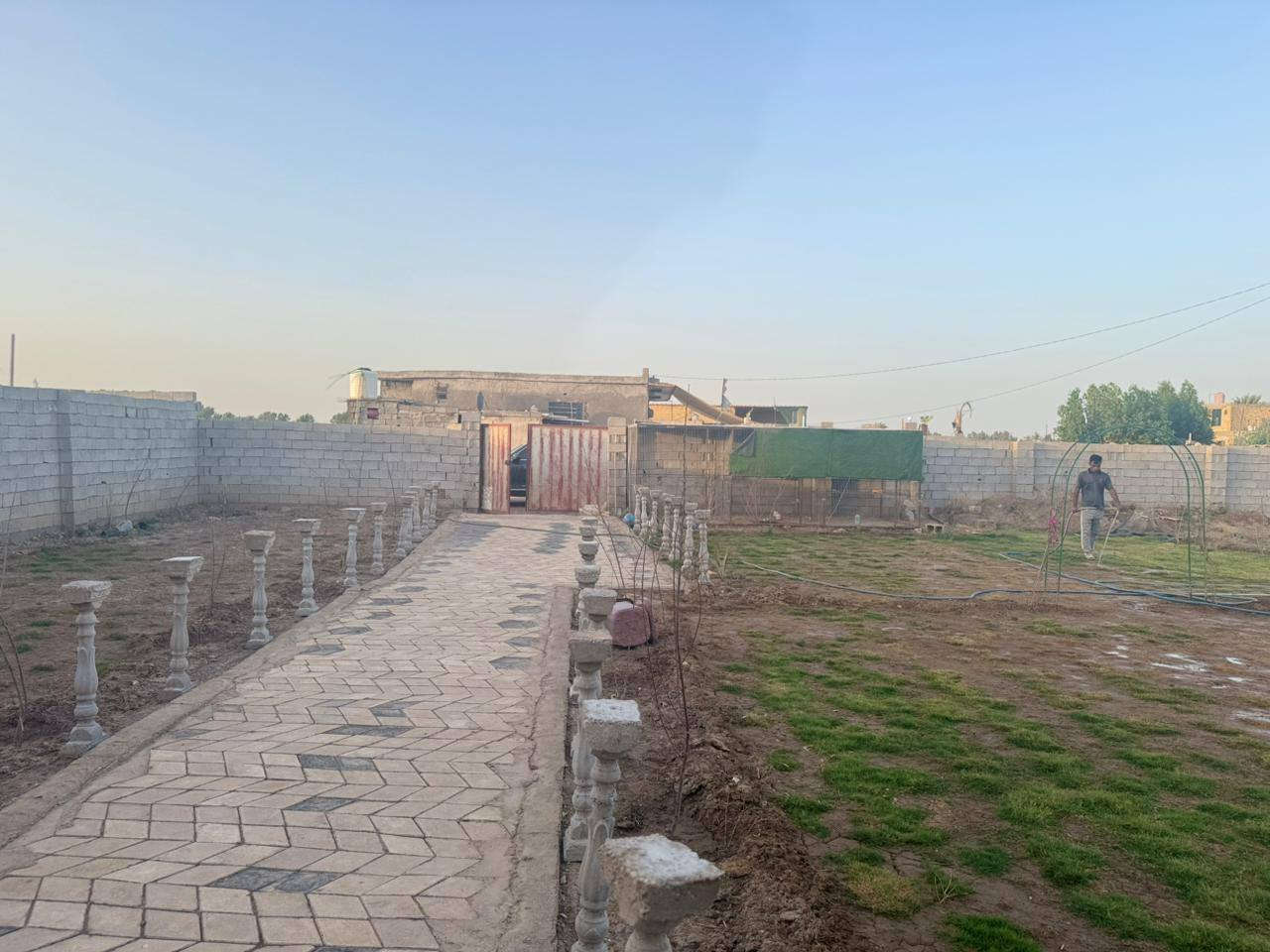 مزرعه للبيع.
منطقه الداحره . 
مع دار مربع 100م طابق واحد. 
مع الاثاث. جهه السده وعن شارع السده 500م 
شارع 15م 
للاستفسار ***********
