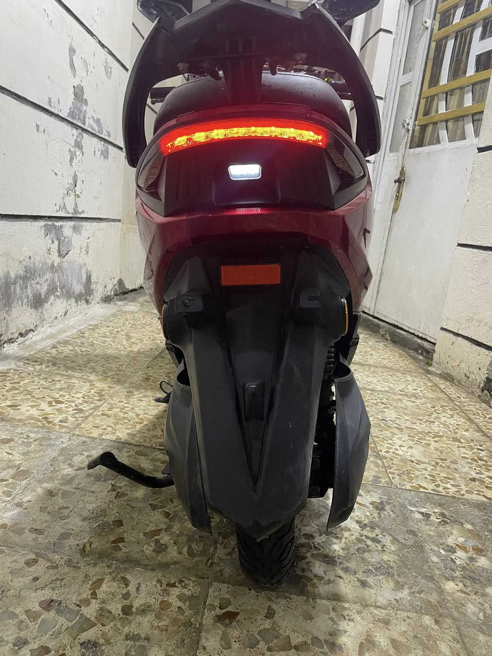 سلام عليكم دراجه شحن نظيفه خمس بطاريات جدد  تايرات جد د  اشاره يمنه يسره شغاله هورن قوي لايت زنون عالي وناصي لد  بينه نظام بP اول مشغله ونظام بR رقم ***********. وبيه واتساب  وسعر خاص ً
