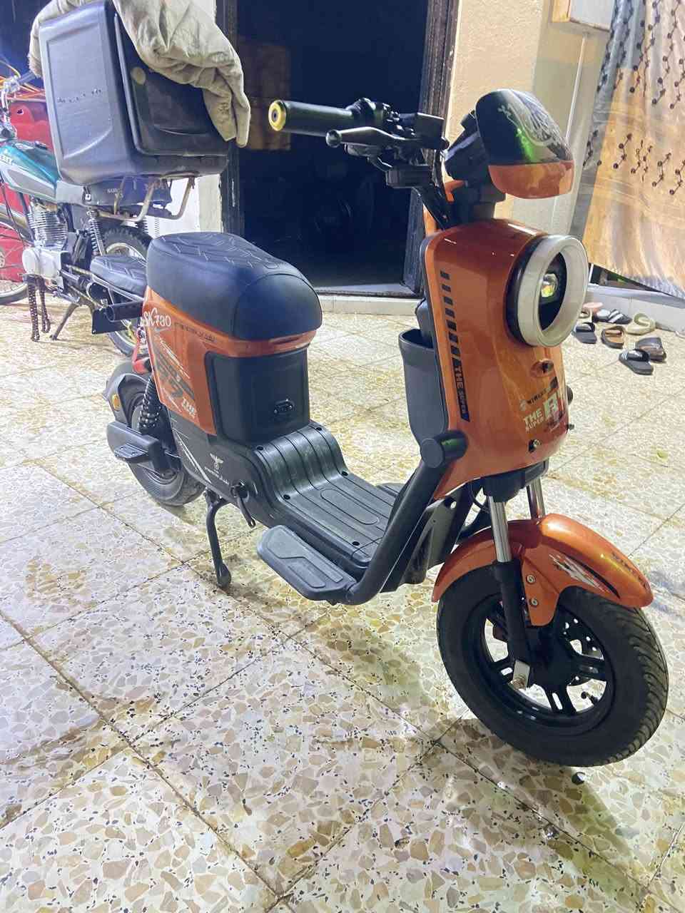 سلام عليكم لبيع دراجه شحن جديده كلش غراضه كله موجوده شتريناه ضلت بل بيت حته تايراته بعدهن بخطهن  صاله ٢٥ يوم من خذيناه العنوان بصره ٥ميل شارع حي طارق السعر ٥٠٠ بيهً مجال رقم الهاتف ***********
