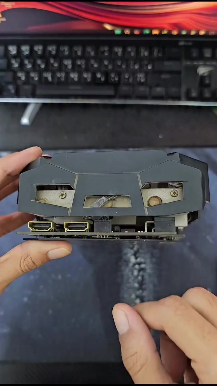 واحد من أندر كروت الشاشة في سوفت وان Soft1ne! 🖥️ تحفة Gigabyte XTREME Gaming.

• المظهر الخادع: كرت GTX 1060 بنسخة Xtreme، حجمه وتصميمه يوهمك إنه RTX 3090، بس هو بالحقيقة وحش من جيل الـ 10 بمواصفات خاصة. 🐉🔥
• أغرب المنافذ: يحتوي على منافذ HDMI بظهر الكرت (داخل الكيس) جانت مخصصة للـ VR، وهي ميزة نادراً ما نشوفها بهيج فئة. 🕶️🔌
• وحش كسر السرعة: يجي بمنفذ طاقة 8pin بدل الـ 6pin، وقابل لكسر السرعة بشكل مرعب يوصله لأداء الـ GTX 1070 بالراحة! ⚡🚀
• للخبراء فقط: منو منكم لحك على هاي النسخة النادرة أو شايفها قبل؟ قطعة تجسد جنون التصميم في مكتب سوفت وان Soft1ne. 😎🛡️

📍 بغداد – بوب الشام مقابل أفران الجوادين 
📞 *********** 

مكتب سوفت وان - Soft1ne
#soft1ne #سوفت_وان #soft1ne_iq #GTX1060 #Gigabyte
