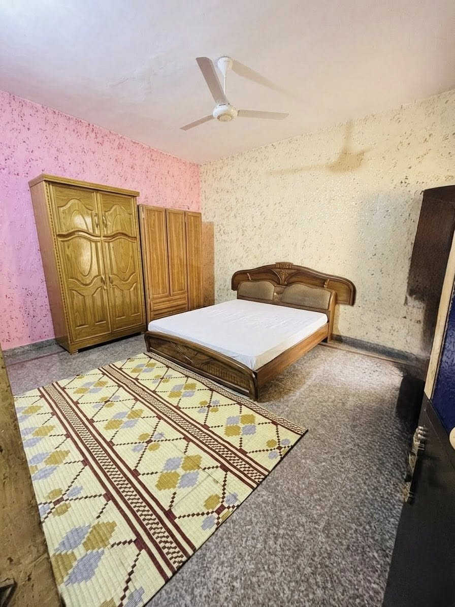 بيت ركن  للبيع الحميديه  قرب الطاقه الكهربائية الباب الثاني المساحة 100 مربع رابع بيت عن الشارع العام يحتوي على غرفتين قياس 5 في 5 ومخزن على عرض الغرفتين بناء مسلح وطابوق فقط ستاره بلوك حمام وصاله وبيتونه  وباقي تفاصيل موضحه في الصور للتواصل *********** او تواصل خاص معي صاحب البيت 
السعر45 مليون قابل للتفاوض علماً تم اخذ الصور قبل وضع الاثاث والسكن بصورة كامله
