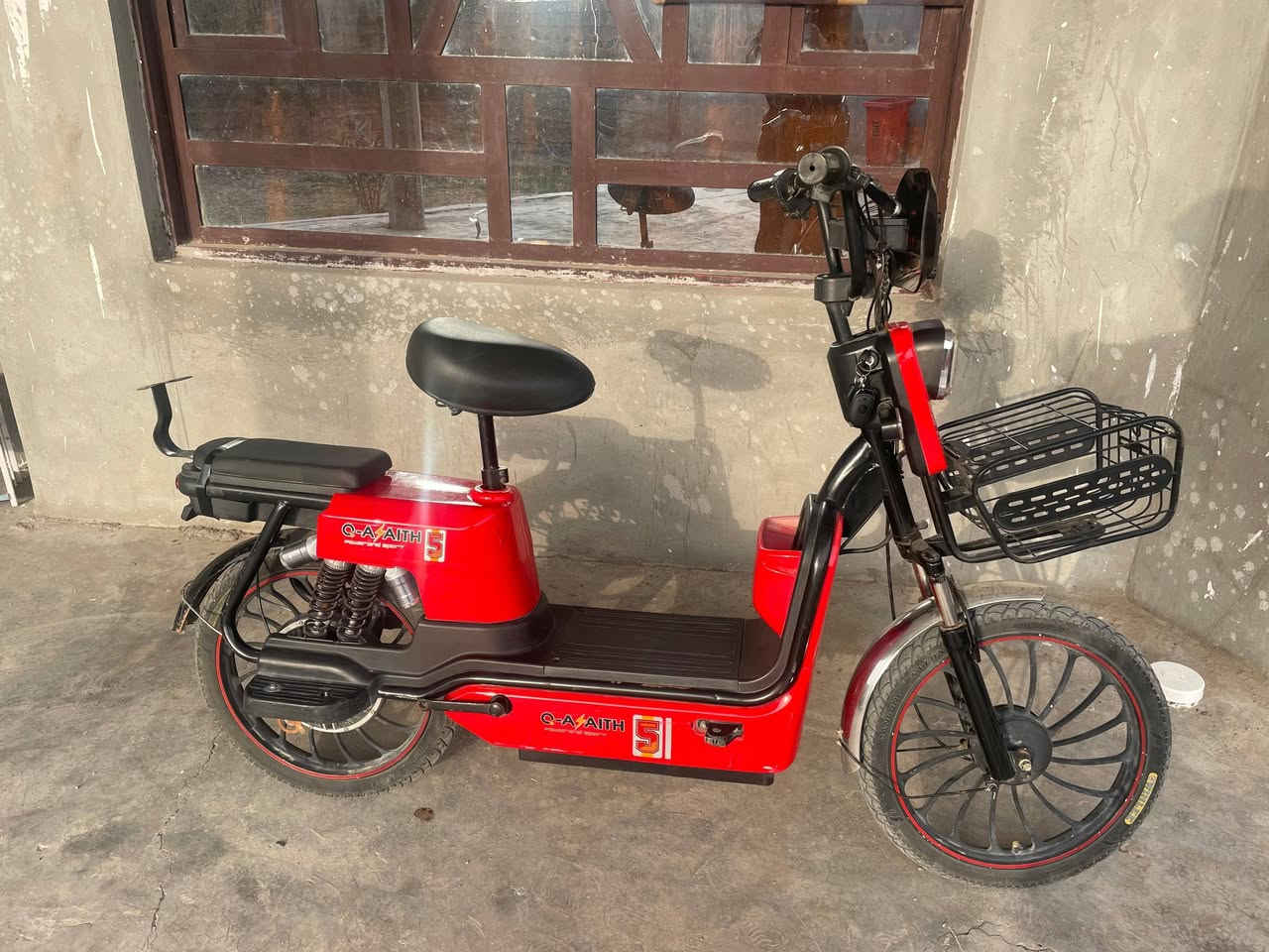 #متاح
دراجه شحن موديل 2024 نضيفه اخت الجديده بطاريات جدد قبل شهر بدلتهن 5 بطاريات النوعيه الاصليه عقل جديد الاصلي دراجه ما تصرف عليها ربع السعر 325 وبيها مجال حگ الجيه 

*********** الشراي يتصل.  المكان بغداد التاجي مقابل منشأة نصر العامه
