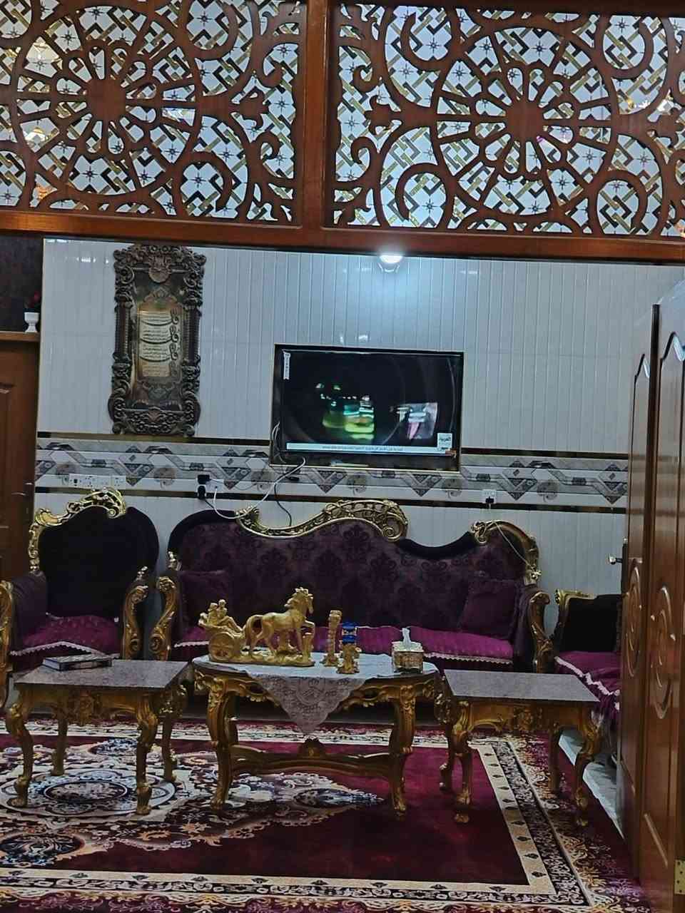 السلام عليكم دار للبيع في بغداد حي آور قرب مؤسسة المصطفى و خلف محطة المرتضى خلف الشارع التجاري مباشرتاً المساحة 150 متر طابقين الواجها 10 و النزال 15 يتكون الدار من 4 غرف نوم الطابق الأول يتكون من استقبال و مطبخ و صالة كبيرة و غرفة نوم و و صحيات الطابق الثاني يتكون من 3 غرف نوم معى صالة كبيرة صحيات للإستفسار أكثر اتصلو على الرقم ***********.
