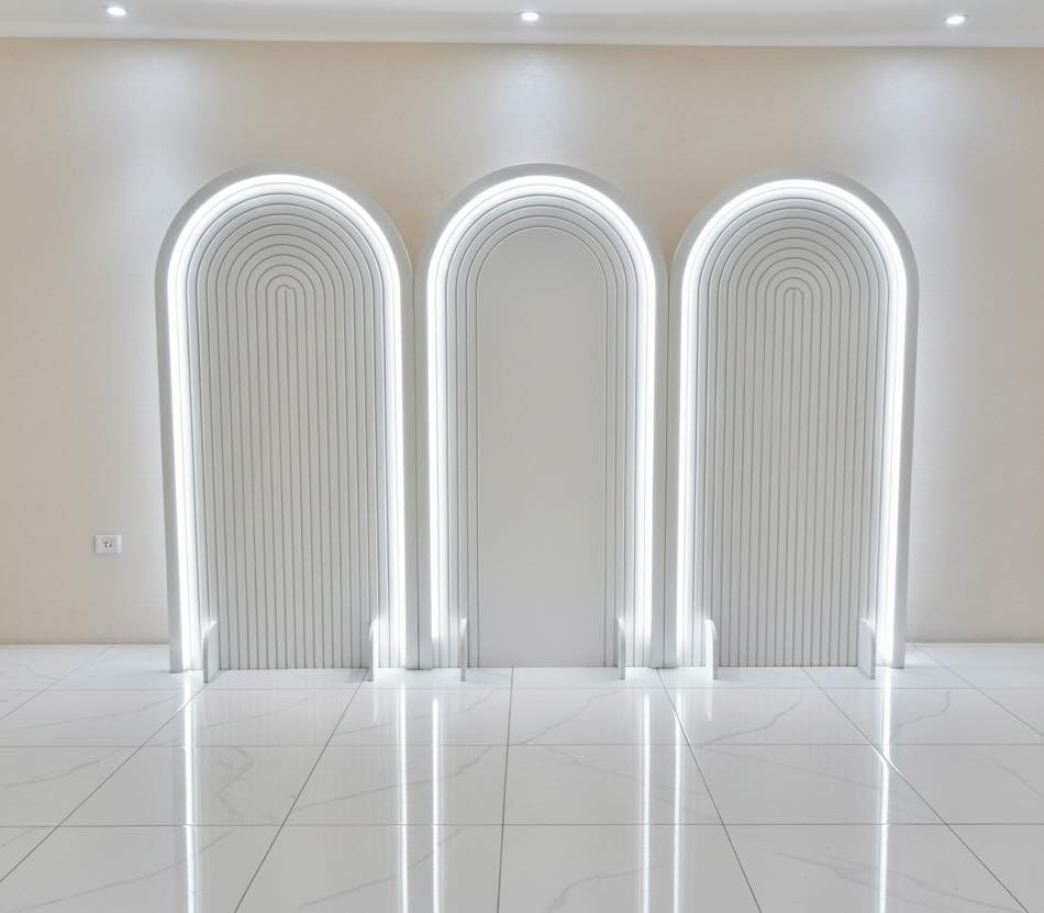 سعر الخلفية :300 الف شرط خشب ثقيل وقوي
يجي مع كل خلفية كوشة ستاند ستائر حديد قوي 
ويجي وياهه بكج طاولة كامل يتضمن 
١- دف عدد ٤ 
٢- شمعدان شموع عدد ٣ 
٣- مقدم كيك مزخرف + سكين ومعالق مزخرف + كلاص مزخرف 
٤- ملكانه لتعليق الذهب 
٥- قند مزدوج 
— يعني مشروع كامل مكمل يحتاج فقط شازلون و طاولة وتتوكل على الله واذا تريد تحول الكوشة خاصة بالحنات تجيب ستائر حمر — السعر ثابت — قفل قفل — اسعارنا ارخص شي بالكروبات والصفحات غيرنه يبيع خلفية الكوشة ب ٨٠٠ 
واتس اب او اتصال ***********
