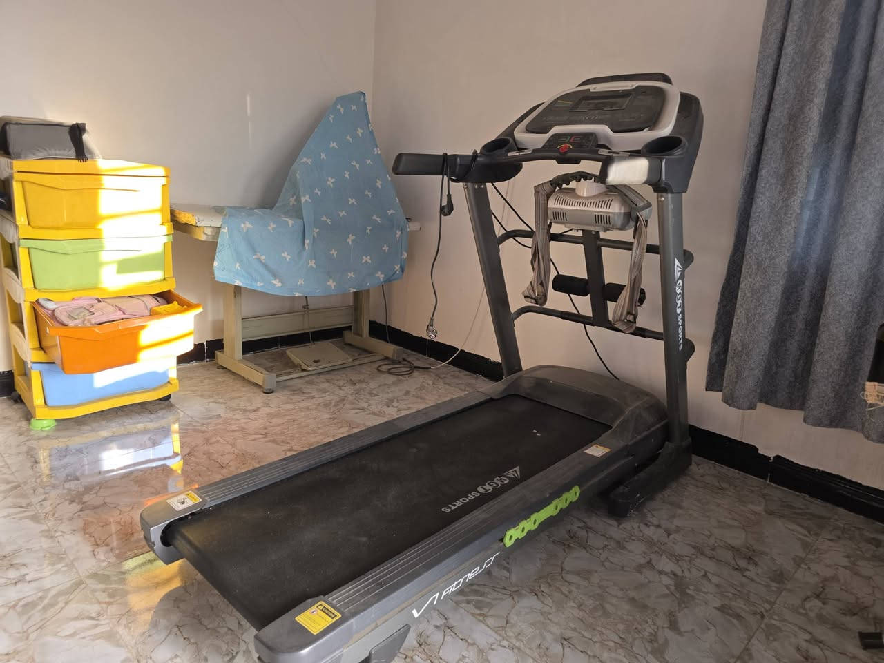 جهاز ركض جبلي بي سرعات وبي درجة ميلان لمحاكات الانحدار وزيادة الحرق للتواصل ***********
