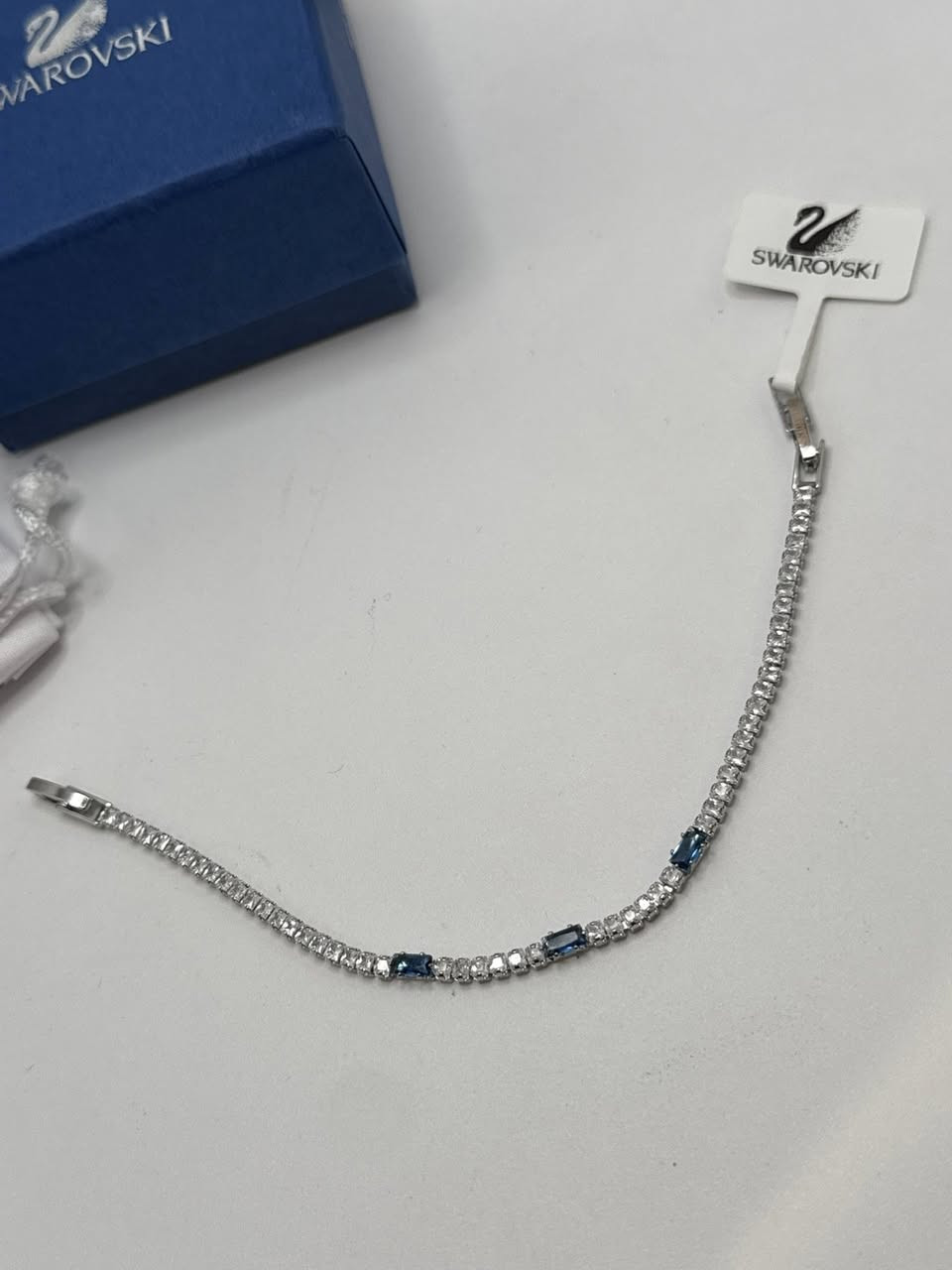 سوار تنس رفيع ماركة swarovski  مع الملحقات
يوجد توصيل كافة محافظات العراق


**إذا كنت صاحب هذا الإعلان وتريد حذفه لأي سبب، رجاءا أرسل رسالة إلى الدعم الفني**