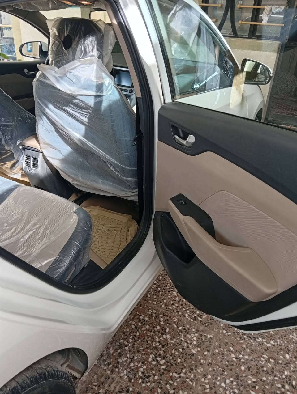 السلام عليكم اكسنت خليجي 23فول مواصفات مكفولة بلاد بيها طخه خفيفه بحافه الباب الخلف السايق فقط ماشيه 49 المكان بغداد السعر 146للاستفسار الاتصال بالرقم ***********
