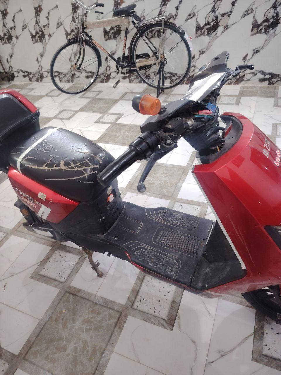 دراجة شحن 4بطاريات  جدد حجم كبير  تحمل وزن ثكيل شاديلهة عقل اصلي ضد الماي وذا اكو دراجة ايرانية امراوس وطي فرق العنوان :ميسان اعمارة منطقة الدبيسات خلف حسينية الزهراء الرقم :*********** عمارة, ميسان
