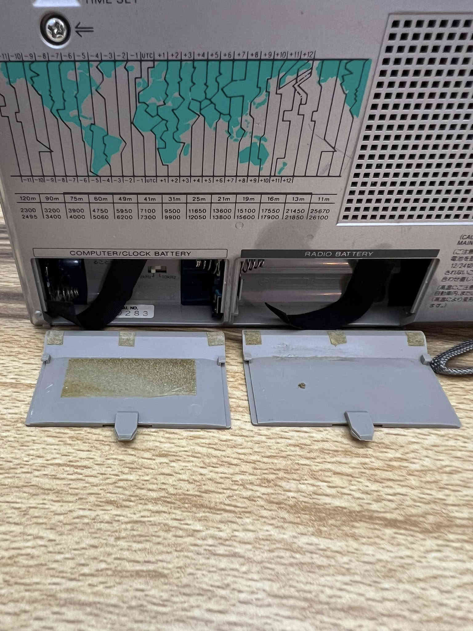 بعد اذن الادمن
راديو سوني 7600d ياباني الصنع ١٩٨٣-١٩٨٧
مواصفات 
١- اربع موجات fm-mw-Lw-Sw .
٢-يعمل على ٦ بطاريات قلم اربعة للراديو و اثنان للساعة .
٣- يعمل على محولة خارجية غير مرفقة معه .
٤- نظام رقمي
‏ (PLL Synthesized Tuning)
٥- 10 ذاكرة مبرمجة لحفظ المحطات .
٦- ساعة مدمجة .
٧- التوليف الدقيق يدويا للموجة القصيرة  Sw .
للحجز مراسلة الصفحة او واتساب على الرقم 
***********
#الجميع
