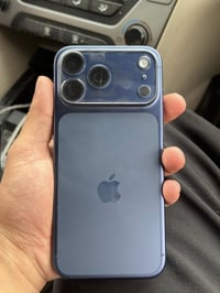 ايفون 17 pro max للبيع  نظافة 100  بطارية 100  عدد مرات الشحن 78  الجه...