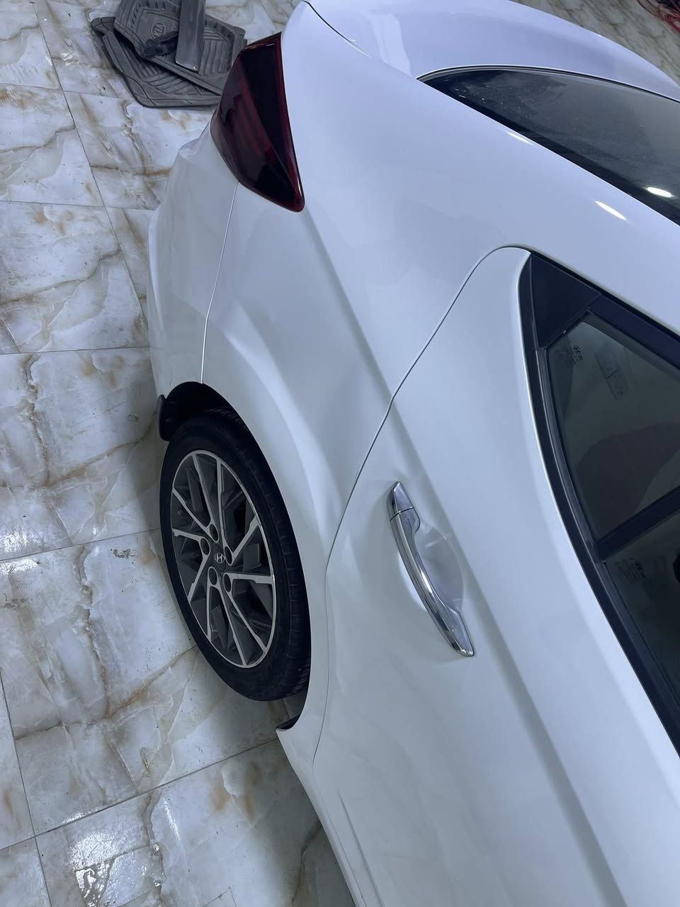 سلام عليكم اخوان…
النترا 2020 خليجي فول مواصفات :- 
١- بصمه 
٢- كشن جلد 
٣- فتحة ومري قلاب 
٤- ماشيه السيارة 5700 الف كم 
السياره بيه بنيد ومدكر مبدل اصلي وبيه طعجات خفيفه بالمدكر الخلفي الايمن موضحه بالصوره ما مصحلة .
سعره السياره 140$ ورقه وبيه مجال بسيط 
للاستفسار على الرقم ***********
