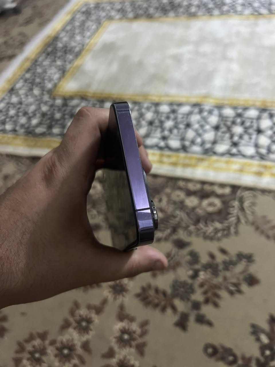 ‏السلام عليكم
14 pro max
77🔋
525 الف بي مجال الجيه
256
AA/A
٥٢٥ بي مجال بسيط 
مبدل شاشه نوعيه حلوه كلش بدون حواف بدون تعليك بدون شمره 
فيس ايي فاقد برمجه
ضهر مفطور
…..
سعر525 وبي مجال بسيط
***********
مكاني ديوانيه
توصيل بغداد سايق بس للعلاوي
