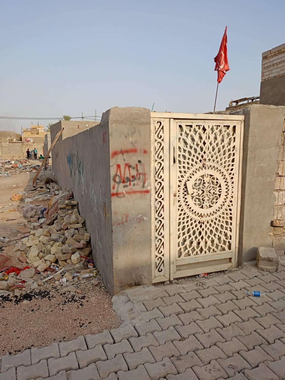 العرض (3)
(للبيع فقط)
بيت. دولان بشارع 30 من تدخل منا على 60 اكو معهد ركن بشارعة كبل  رابع بيت او 5بيت
مساحته 105متر . الممر مالتة متر البيت شوفت عينك يريد ترميم سعر البيت الي ياخذة لازم يرمم
الشارع مالتة مقرنص والتبليط جديد استوهم كملو 
للستفسار الاتصال علئ الرقم
***********☎
