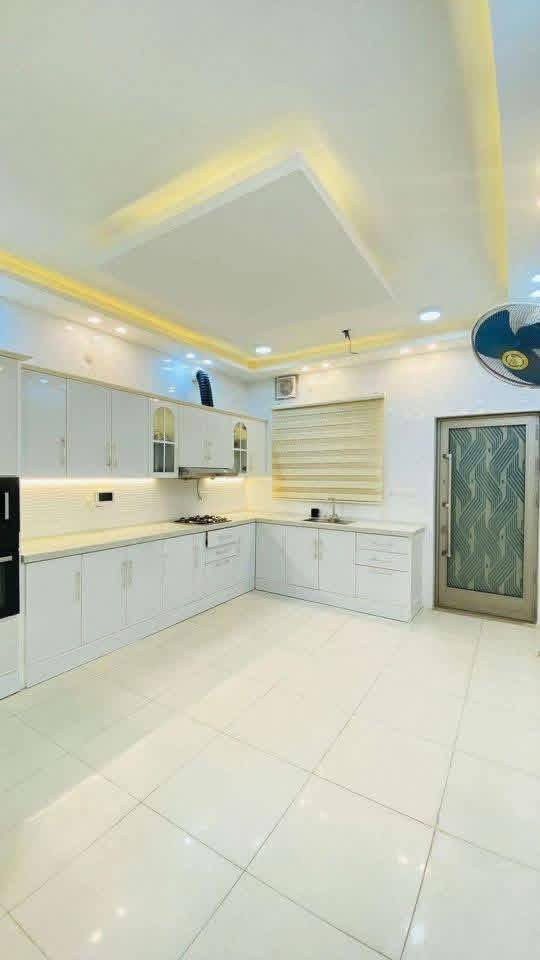 للبيع دار في مجمع الدوح السكني
مساحة 200م ركن على شارعين تبليط انارة واصل
طابقين يتكون
(من 6غرف +صالةعدد 2+استقبال+مطبخ+مجمع صحيات+حديقة+كراج سيارة)
بناء 2023
ملاحضة// الدار بناء شخصي بأشراف صاحب البيت 
البيت مطلوب للإسكان 83
***********
