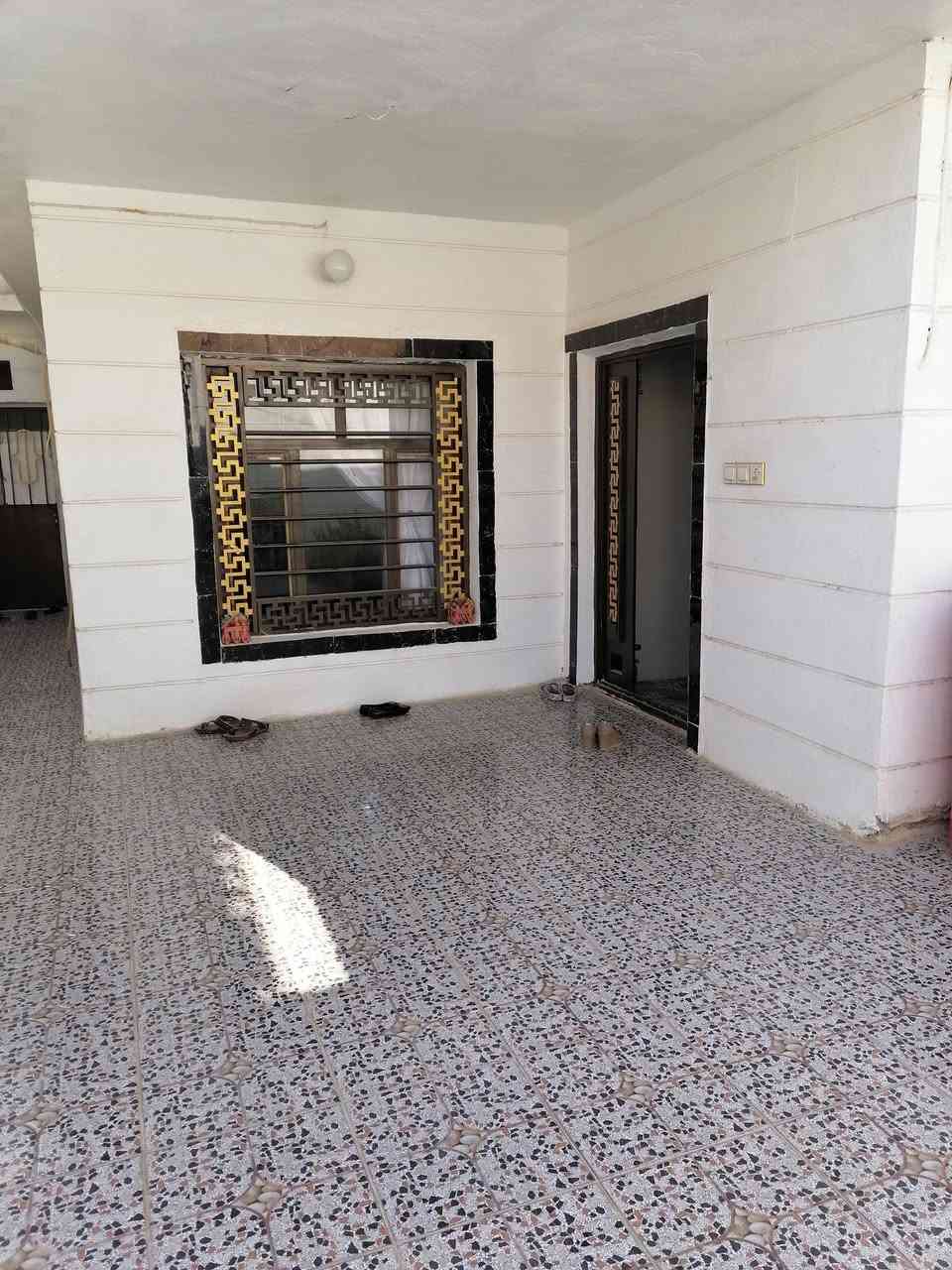 بيت للبيع ٢٠٠م بالحر طابو صرف بناء مرتب ونظيف طابقين ٣ غرف نوم مع استقبال وهول ومطبخ وحمامات داخليه وخارجية وكراج وحديقه للاستفسار الاتصال ***********

