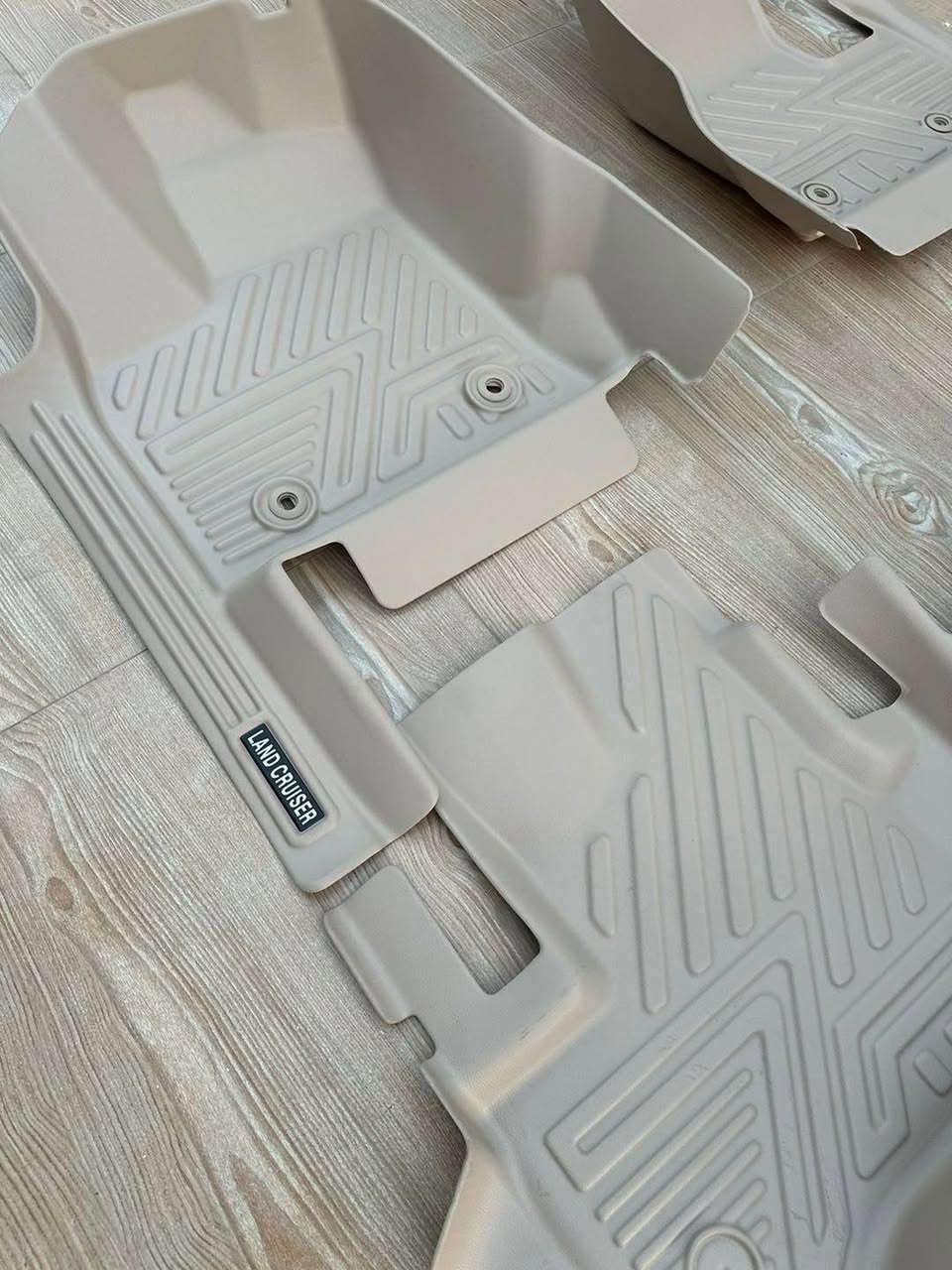 السلام عليكم من رخصة الادمن 
ارضيات لاندكروز ربل 5D تغليف كامل مع الدوسه
و متوفر لون اسود وبيجي لأغلب انواع السيارات 
الرقم***********📞📞
