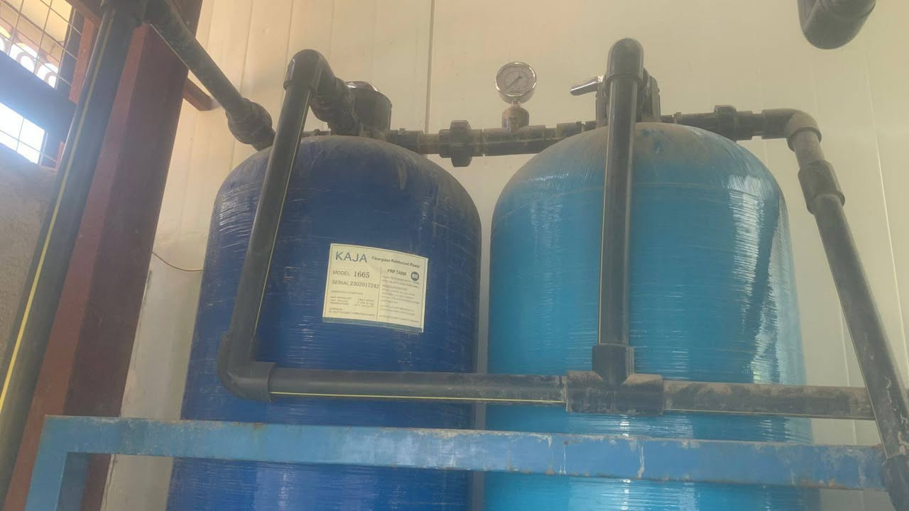 يوجد لدينا منضومه ماء ارو تنتج بلساعه الواحده 2000 لتر مع 4 براميل 2 ابو الالف و2 ابو الف ونص مع 3 ميز للاستفسار ع هذا الرقم ***********
