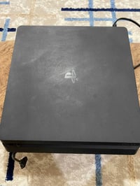 بلي 4 نظيف، مهكر، مع جوستك عدد 2. الألعاب الموجودة موضحة بالصور. السعر...