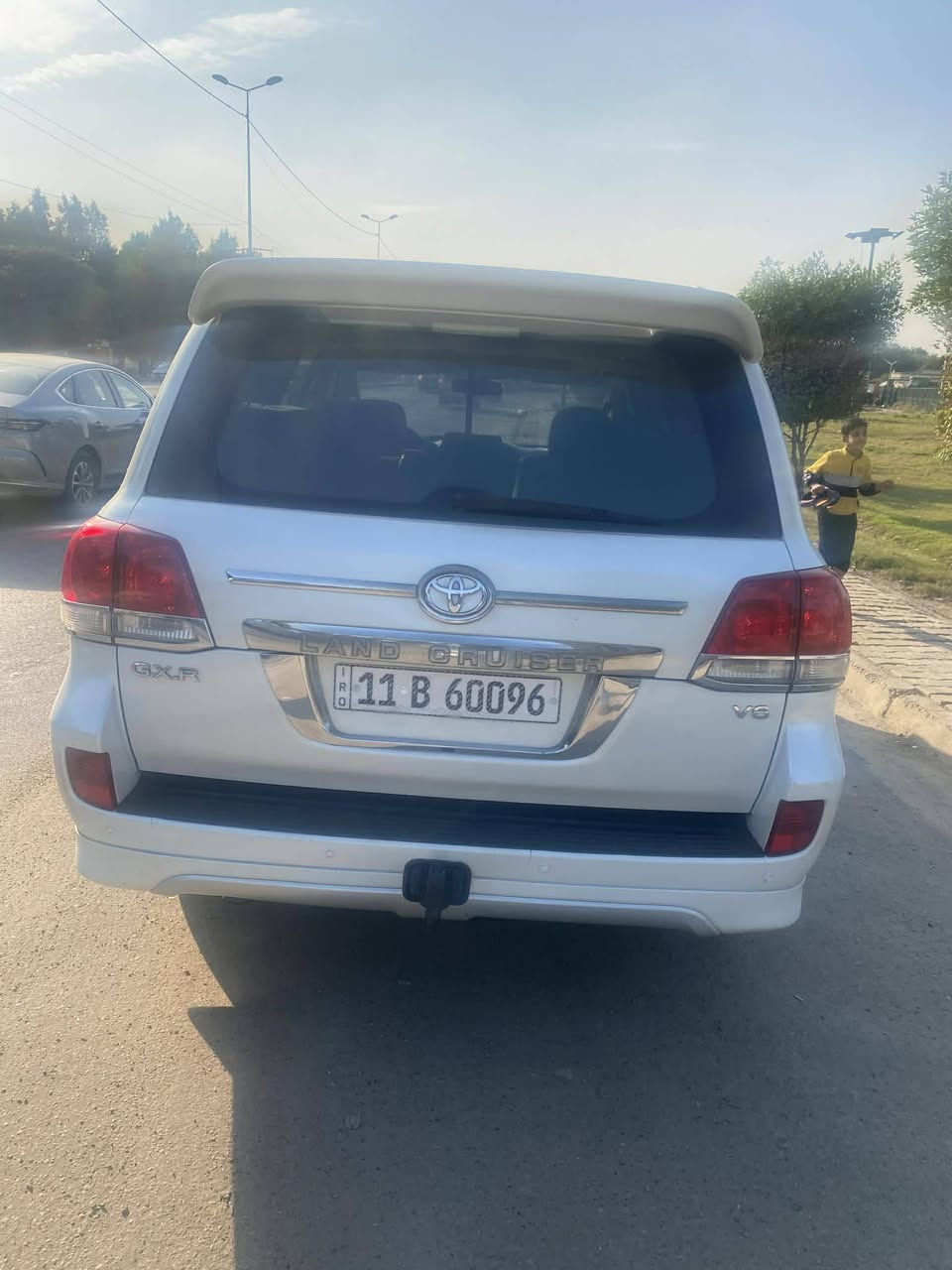 السلام عليكم
لاندكروز موديل ٢٠١٠ رقم بغداد الجديد 
السيارة مقفوله من ضبغ من تبديل بيها بارد على كد اربع أصابع بلجاملغ الامامي السياره ماشيه ٢٢٠ اي نقص مابيها مكان السياره بغداد حي الخضراء 
رقم الهاتف ***********
