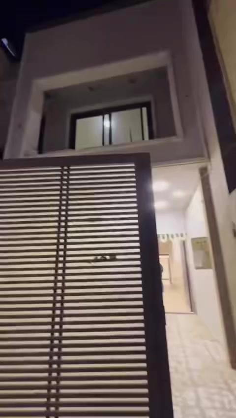 السلام عليكم بيت الايجار مساحه 150 3 غرف نوم وصحيات عدد 2 كراج جبير الاعظميه شارع عمر مقبل قصر بلاسم الايجار مليون ونص الاستفسار وتساب ***********
