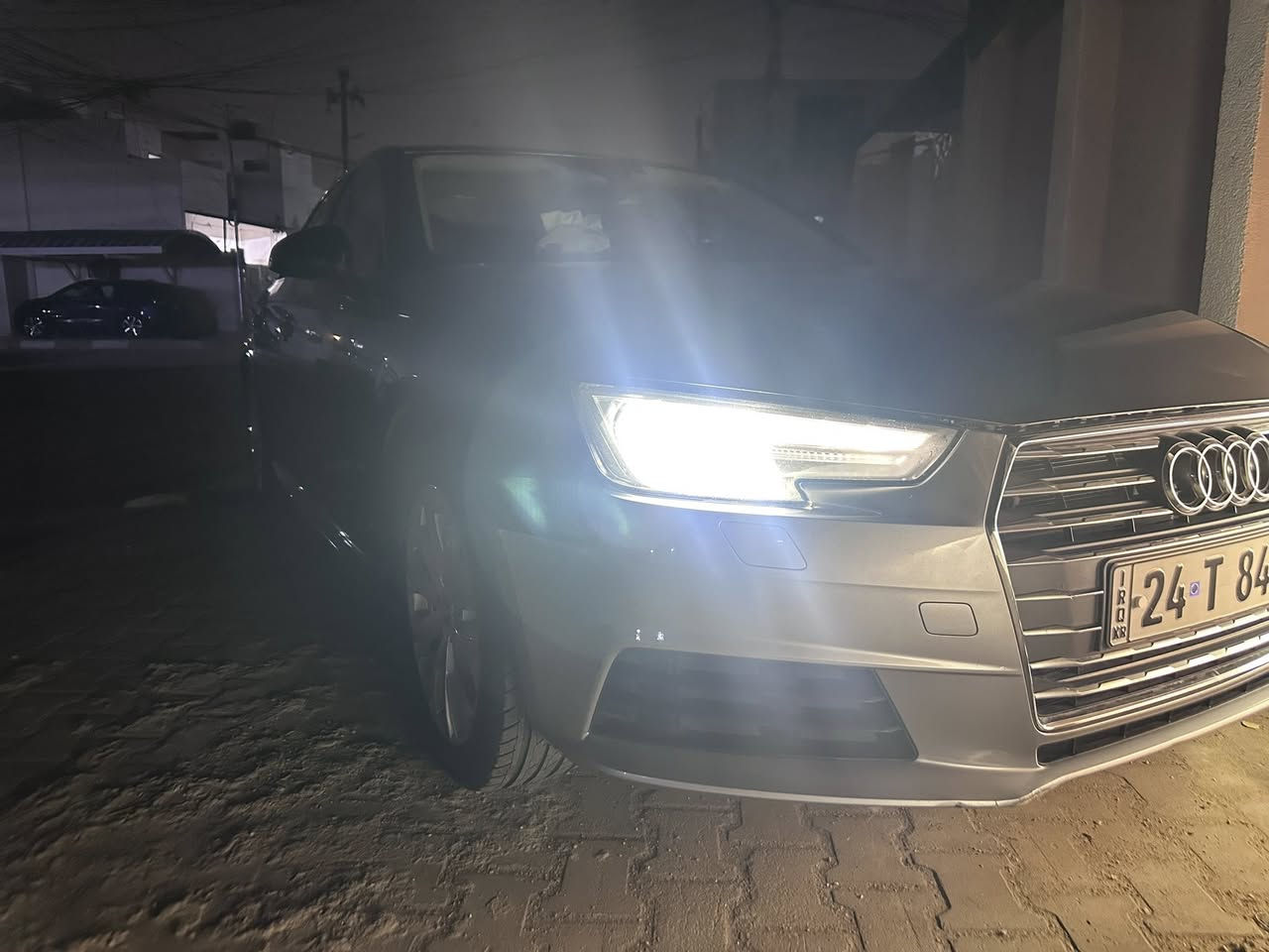 سلام عليكم اودي A4 Sline للبيع امو مراوس بكولف gti او جيتا موديل حديث زنون عالي ناصي راقي جدا 
مواصفاتها 
محرك 1400 تيربو 
حساسات خلفيه مع كاميرا خلفيه دوراة 
شاشه تدعم ابل كار بلي مع اندرويد اوتو ويجي قليل هذا نظام باودي 
بيها جاملغ خلفي الايسر صبغ فقد بدون معجون مع جاملغ الامامي الايمن بي تعديل جدا بسيط تجي تفص بعينك وتشوف 
كير 
محرك حدادية امامي خلفي كلها جديدة ولوك بدون نقص 
كهربائياتها بلاديه ماملعوب بيها 
سعرها 155  
للاتصال ***********
