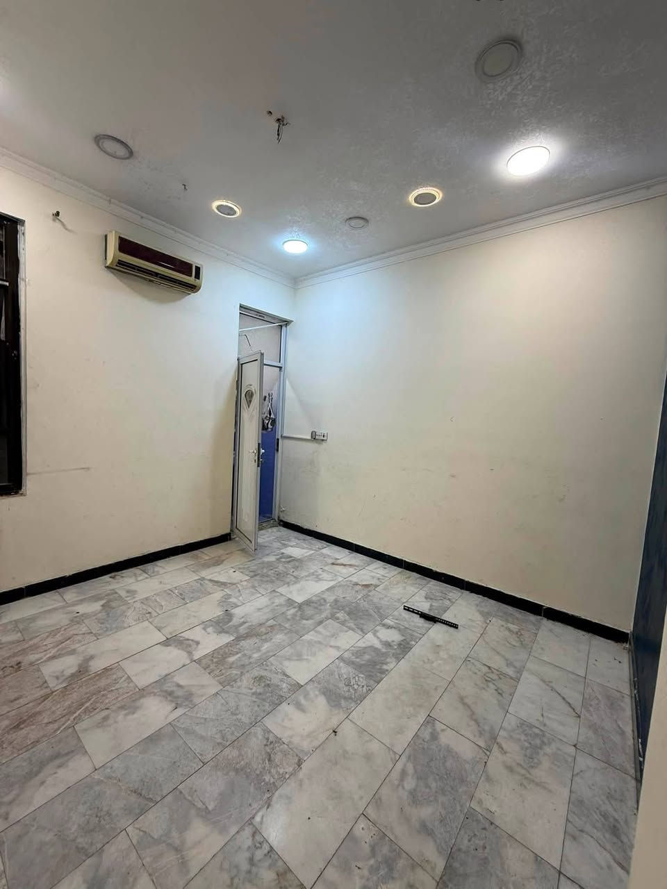 🏡 بيت للإيجار في السيدية 🌟
​📐 المساحة: 50 متر
🛏️ التفاصيل: 3 غرف نوم + صالة + خدمات
📞 للتواصل: ***********
