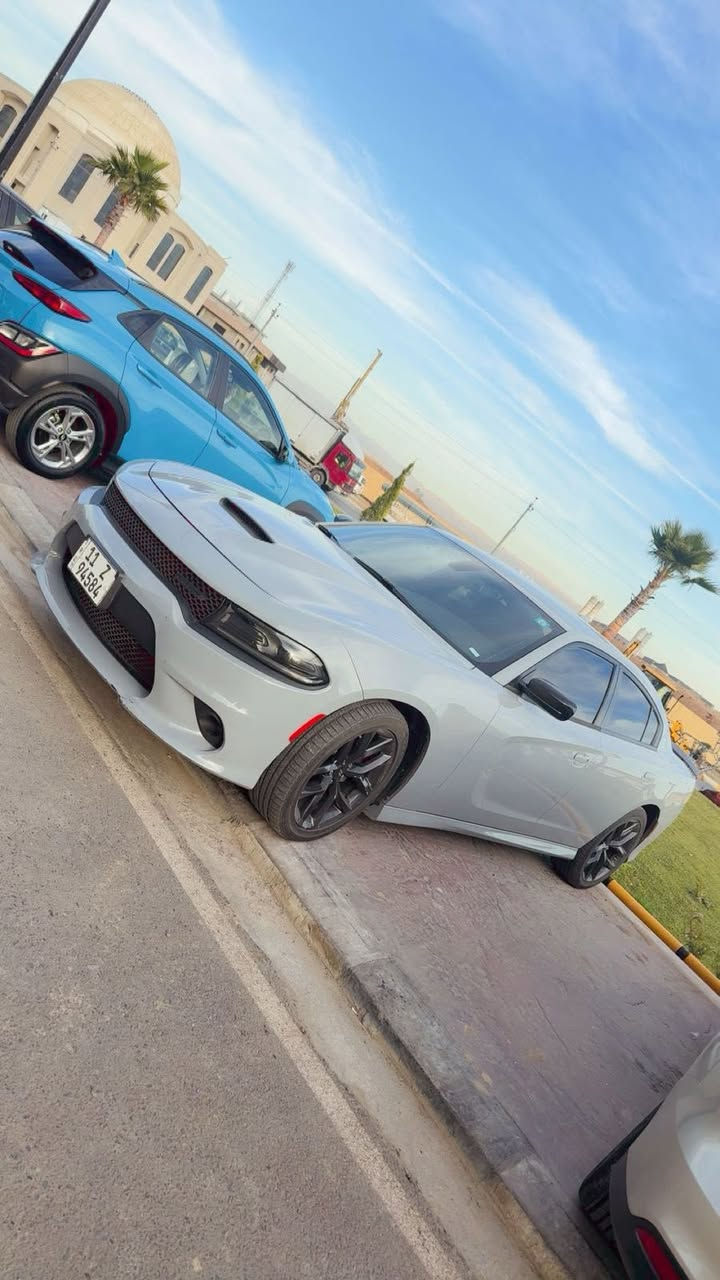 السلام عليكم
جارجر GT  لون سموكي صور امريكه مرفقه 

موديل 2022

ماشيه42 mi 

سيارة كلين  
فقط طلقتين باب السايق 

سيارة جديده ماشاء الله 
 

***********
