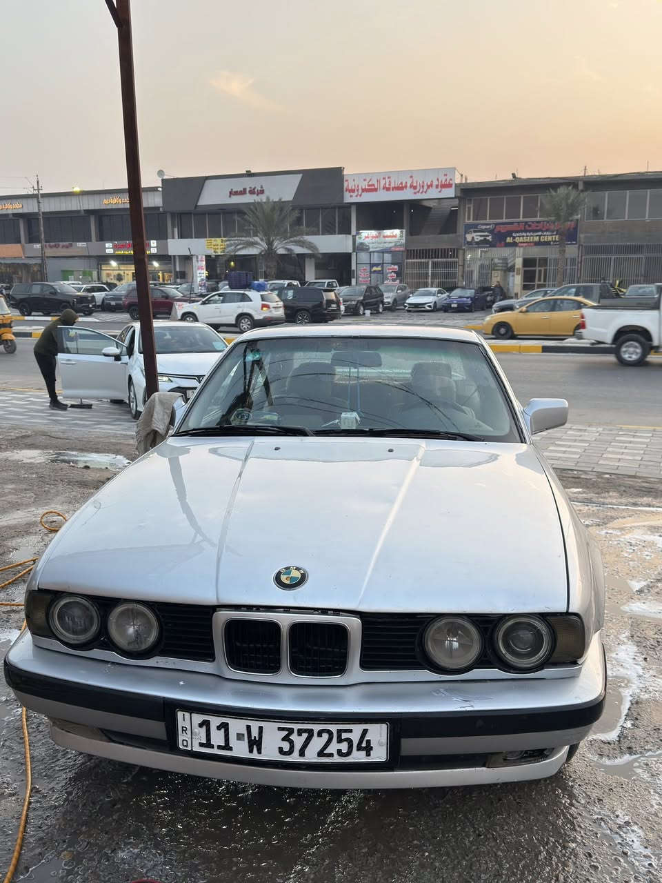السلام عليكم من رخصة الادمن BMW525 للبيع 
السيارة موديل 1989 تخم تاير جديد تخم ويل جديد 
كير ومحرك السيارة خير من الله مصبوغة عام اثر جراد مابيها حادث السيارة مصروف عليها ونواقصها شغلات بسيطة 
سيارة بأسمي تحويل ثاني يوم رقم جديد بغداد حجم المحرك 525 اصل محرك مفتوح 
السيارة معروضة بـ 60$ وبيها مجال العنوان بغداد 
الرقم: ***********
