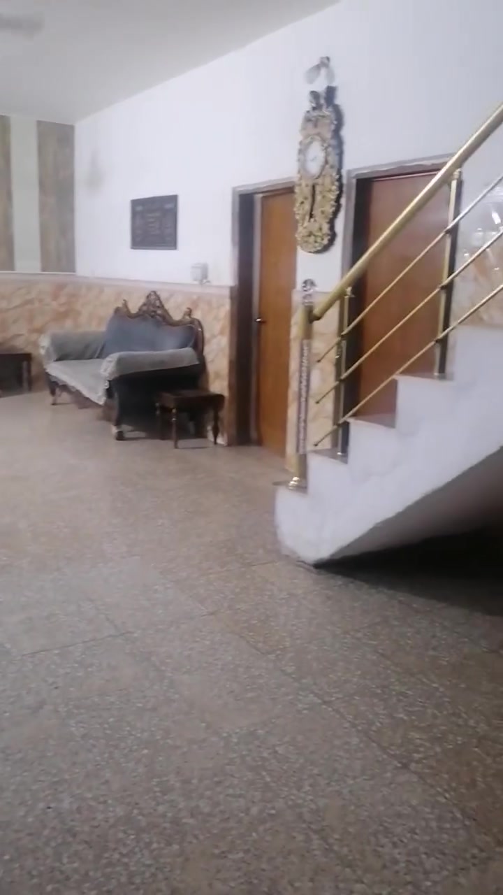 بسم الله على بركة الله تعالى بيت للبيع في حي الخضراء المساحه 400م يحتوي الطابق الأول غرفتين نوم وصاله كبيره 12م ومطبخ وكلدور واستقبال 8في5 وصحيات عدد ٢ الطابق الثاني غرفتين وصاله كبيره 12م وصحيات عدد واحده كدالك توجد حديقه اماميه وحديقه جانبيه الاستفسار الاتصال على الرقم ***********
