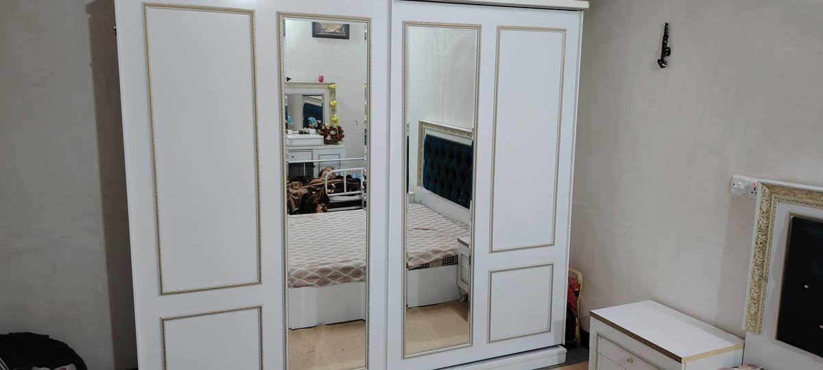 السلام عليكم غرفه للبيع 5 قطع  بوب اسلايت نضيفه السعر تجي اتشوفها اني طالب عليها 400 الف وبيها مجال حك الجيه  الله شاهد اخذتها ب 11 ورقه متواجد مازنجر او رقم ***********
