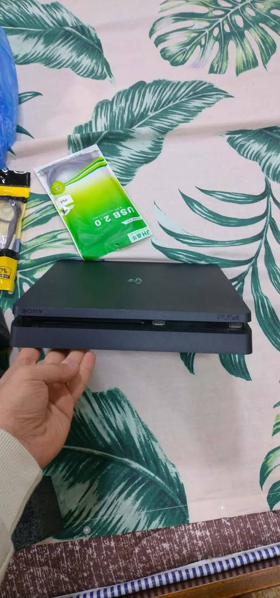 عندي هذا ابلي 4 مهكر شرط نضافه وكارتونو وياه جوستك 2 والعاب 6 شرط ما مفتوح واحد تيره السعر 350 وبيه مجال الشراي خاص مكان موصل حي المحاربين شارع النخيل الرقم الهتف ***********
