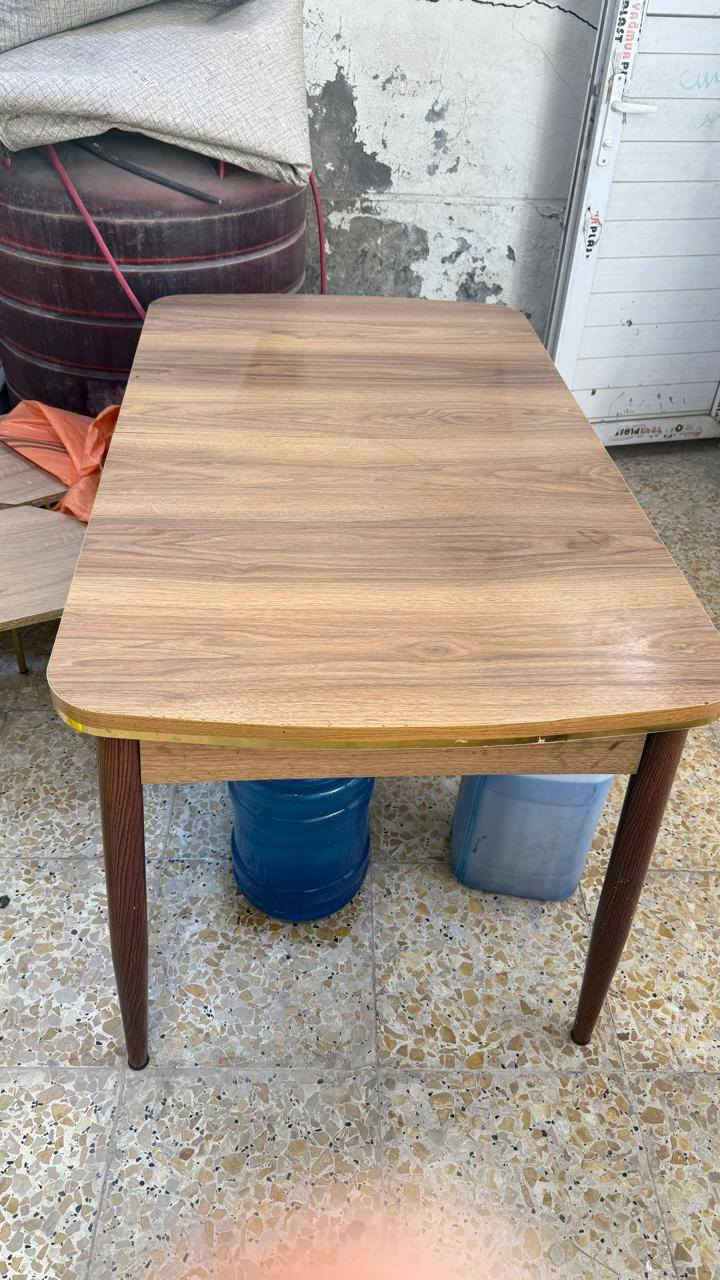 6 كراسي وميز طعام وثنين قطع فرديات تخم تسكام و4 طبلات كولهن زينات بس يرادلهن غسل مابيهن اي كسر او شي بس الطبلات شويه ابيعهن شلعه ب100 قفل وماعندي توصيل المكان حي الجهاد قرب الاربع شوارع 
للتواصل ع الواتساب مراسله فقط ***********
