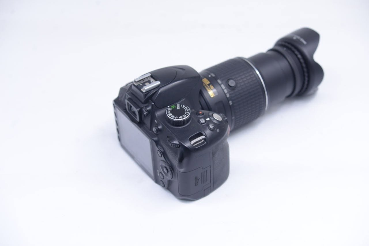 كأمره نيكون  (💣 ✨3200 📸💣)
مع عدسه 55-200 VR 
نضافه 90/100 كامل ملحقات 
 📸 سعر 350  الف 
1- رام 32✅
2- حقيبه 💫
3- حزام كتف✅
4- شاحنه اصليه ✅
5 بطاريه اصليه ✅ 
6- توصاله نقل صور ✅ او توصيل مجاني 💫
الدفع بعد ال فحص و القناعه التامه 
 ***********

