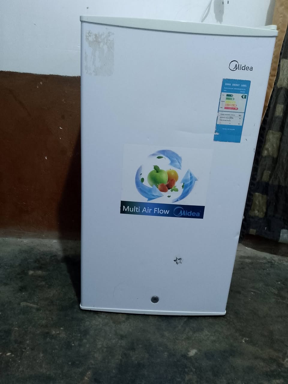 ثلاجه للبيع نضيفه ***********
