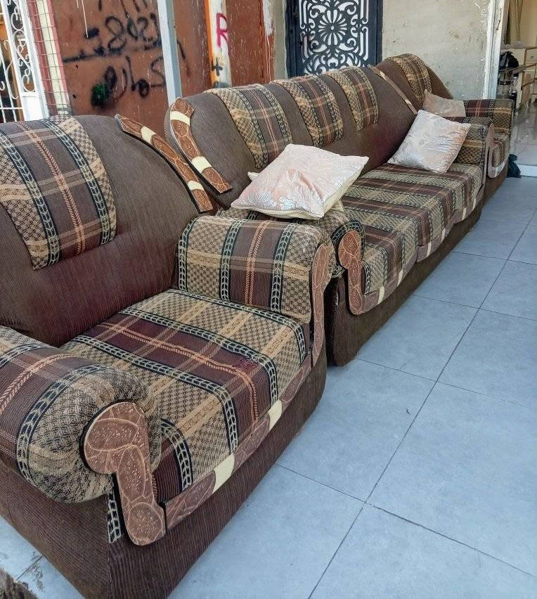 🏠 للبيع – قنفات استقبال مع ميز وسط وطبلات جانبية
يتوفر لدينا طقم قنفات استقبال (10 نفرات) مع طبلة كبيرة  + 3 طبلات صغيرة، بحالة مرتبة ونظيفة، جاهز للاستخدام مباشرة.
✔️ القماش نظيف. ✔️ الجلسة مريحة والإسفنج بحالة جيدة. ✔️ الطقم كامل ومناسب للمنازل والشقق. ✔️ تمت معاينته وتجهيزه قبل العرض للبيع.
💰 السعر: 190 الف دينار قابل للتفاوض بالمعقول للجادين فقط بعد المعاينة.
📍 الموقع: كركوك-سايدين جامع حمد المفرجي-مقابل اسواق ليان
📞 للاستفسار أو الحجز مراسلتنا على الخاص أو الاتصال: ***********
ابو ود العزاوي بيع وشراء الأثاث والأجهزة المنزلية المستعملة نشتري ونبيع جميع أنواع الأثاث المستعمل بأفضل الأسعار.
