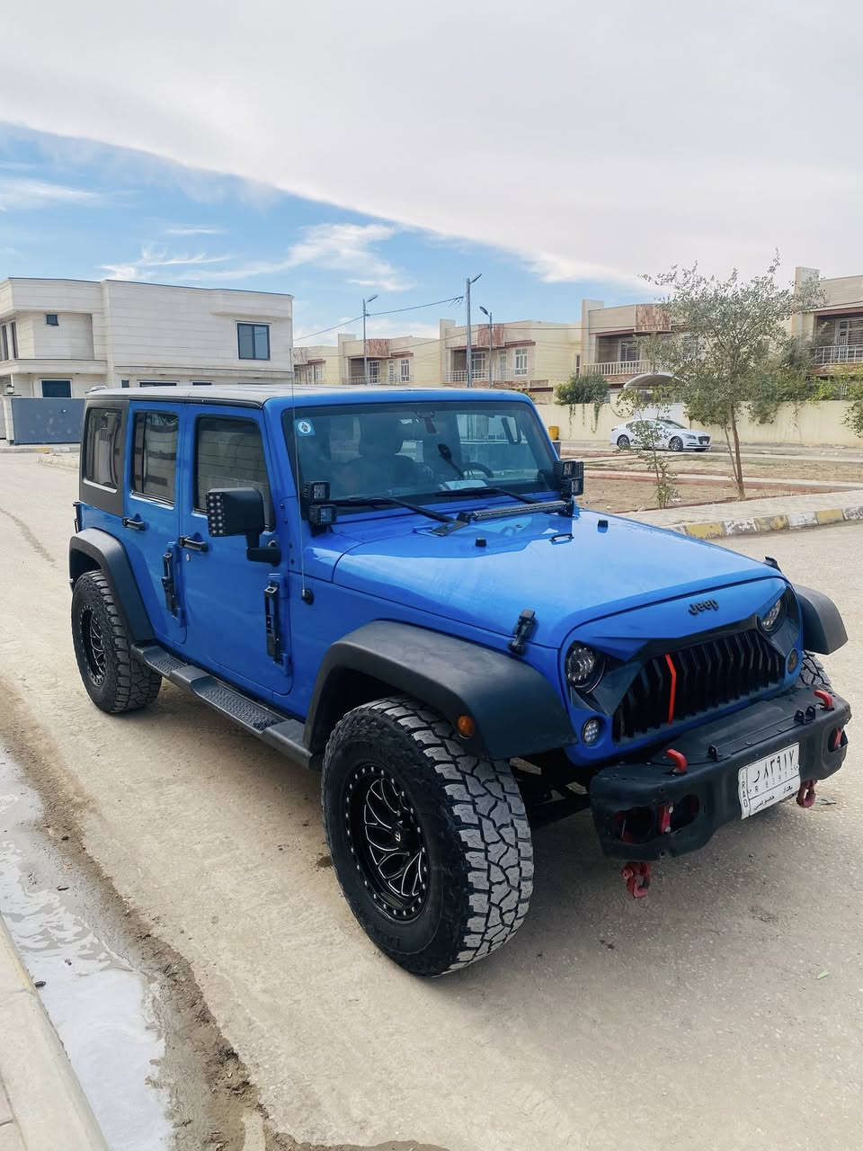 السلام عليكم جيب رانكلر موديل 2011 رقم بغداد بأسمي حادثها موضح بل الصور السعر 155 وبيها مجال مكان السيارة بابل 
***********
