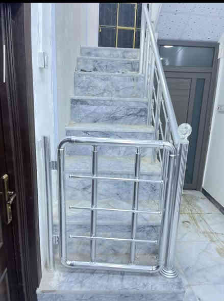 بيت للبيع القبلة حي القائم قرب شارع المعارض
موقع البيت وسط ركن)
المساحة 260م
بالطابو
..............
يحتوي على ثلاث غرف واستقبال وصالة
ومطبخ وصحيات ........
وحديقة وكراج
السعر 270
نهائي استفسار ***********
